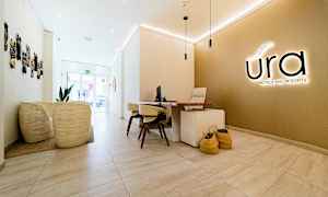 Vastaanotto, jossa on pöytä, tuoleja ja koristeita seinällä. (Tekoälyn luoma teksti)