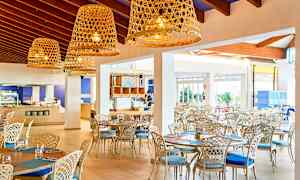 Valoisa ja ilmava ravintola, jossa on tyylikkäät kalusteet ja suuret rottinkilamput. (Tekoälyn luoma teksti)