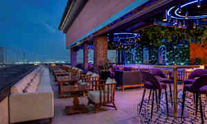 Kattoterassi ulkokalusteilla ja valaistuksella. (Tekoälyn luoma teksti)