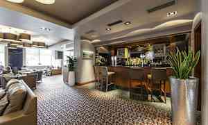 Aula, jossa on baari ja istumapaikkoja. (Tekoälyn luoma teksti)