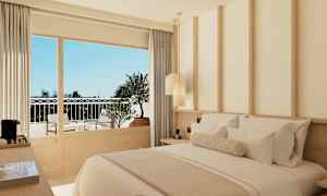 Hotellihuone, jossa moderni sisustus ja parivuode. Ikkuna näyttää parvekkeen istuimilla. (Tekoälyn luoma teksti)