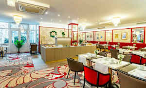 Ruokasalin sisustus, jossa kattaukset pöydillä ja buffetti taustalla. (Tekoälyn luoma teksti)