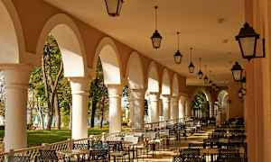 Ulkoterassi, jossa on kaarevat pylväät ja istuinryhmiä. (Tekoälyn luoma teksti)