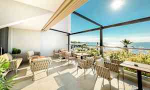 Valoisa istuinryhmä merinäkymällä. (Tekoälyn luoma teksti)