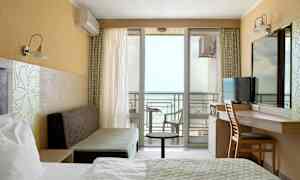 Hotellihuone merinäköalalla ja parvekkeella. (Tekoälyn luoma teksti)