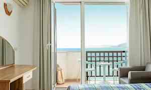 Hotellihuone, jossa avoin parvekeovi ja merinäköala. (Tekoälyn luoma teksti)