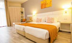 Kahden hengen huone, parveke / Kahden hengen huone, parveke meren puolella