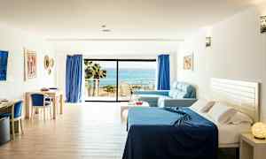 Hotellihuone, jolta on merinäköala ja nykyaikainen sisustus. (Tekoälyn luoma teksti)