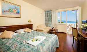 Hotellihuone, jossa on parivuode ja parveke merinäköalalla. (Tekoälyn luoma teksti)