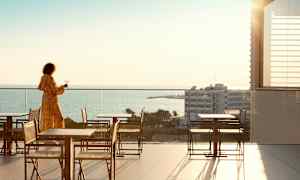 Henkilö terassilla merinäköalalla. (Tekoälyn luoma teksti)