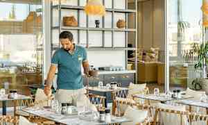 Kahvila-alue, jossa pöytiä, tuoleja ja avoin tarjoilutila. (Tekoälyn luoma teksti)