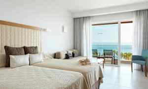 Moderni hotellihuone merinäköalalla. (Tekoälyn luoma teksti)