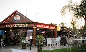 Ravintola ja cocktail-baari ulkotiloissa, joka sijaitsee puutarhassa. (Tekoälyn luoma teksti)