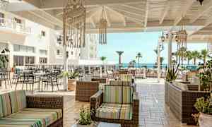 Terassi, jossa istuinkalusteet ja näkymä merelle. (Tekoälyn luoma teksti)