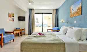 Hotellihuone, jossa sänky, istuinalue ja parveke. (Tekoälyn luoma teksti)