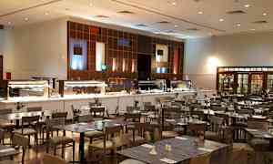 Ravintola, jossa on buffetalue ja ruokapöydät. (Tekoälyn luoma teksti)