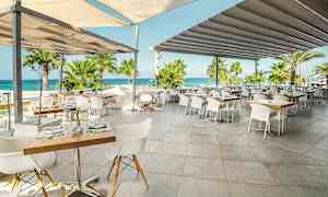 Ravintola ulkoterassilla, näkymä merelle. (Tekoälyn luoma teksti)