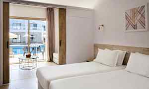 Hotellihuone, jossa kaksi yhden hengen vuodetta ja näkymä ulkouima-altaalle ja aurinkotuoleille. (Tekoälyn luoma teksti)