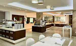 Buffet-ravintolan sisätila, jossa tarjoilualueita ja pöytiä. (Tekoälyn luoma teksti)