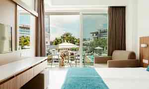 Hotellihuone, josta näkymä uima-allasalueelle. (Tekoälyn luoma teksti)