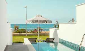 Yksityinen uima-allas näkymällä merelle ja vehreyteen. (Tekoälyn luoma teksti)