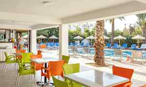 Ulkoilmaterassi kirkkailla tuoleilla, uima-altaan edessä, jossa on aurinkotuoleja ja varjoja. (Tekoälyn luoma teksti)