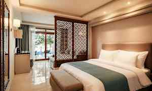 Juniorsviitti, josta pääsy yksityiseen, jaettuun uima-altaaseen, meren puolella