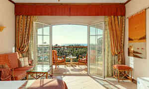 Hotellihuone avoimella parvekeovella, istuimet ja näkymä merelle. (Tekoälyn luoma teksti)