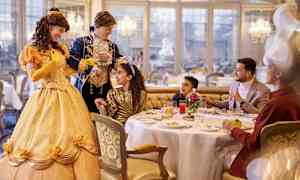 Henkilöt pukeutuneina prinssiksi ja prinsessaksi tyylikkäässä ravintolassa. (Tekoälyn luoma teksti)