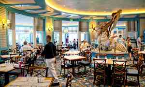 Ravintola, jossa on istumapaikkoja ja keskellä koristeena merenhahmo. (Tekoälyn luoma teksti)