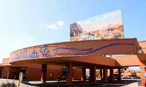 Hotel Santa Fen sisäänkäynti, jossa on kyltti ja taustalla piirretty autotilanne. (Tekoälyn luoma teksti)