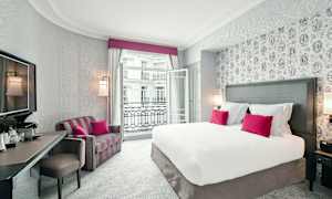 Hotellihuone, jossa on iso sänky, vaaleanpunaisia tyynyjä ja parveke. (Tekoälyn luoma teksti)