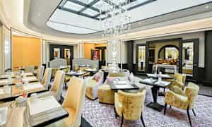 Tyylikäs ravintola suurilla ikkunoilla ja upealla kristallikruunulla. (Tekoälyn luoma teksti)