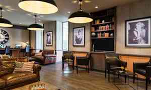 Tyylikäs lounge, jossa nahkakalusteita ja taidetta seinillä. (Tekoälyn luoma teksti)