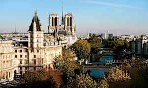 Näkymä Notre-Dameen ja Seineen Pariisissa. (Tekoälyn luoma teksti)