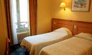 Hotellihuone, jossa kaksi yhden hengen sänkyä, seinällä oleva taulu ja verhoilla varustettu ikkuna. (Tekoälyn luoma teksti)