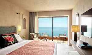 Hotellihuone merinäköalalla parvekkeelta. (Tekoälyn luoma teksti)