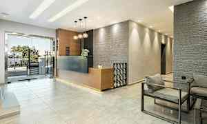 Hotelliaula, jossa vastaanotto ja istuma-alue. (Tekoälyn luoma teksti)