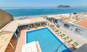 Kuva ulkouima-altaasta, jossa on aurinkotuoleja, ravintola-alue ja näkymä merelle taustalla. (Tekoälyn luoma teksti)