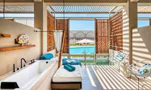 Huone, jossa oma uima-allas ja ulkokalusteet. (Tekoälyn luoma teksti)