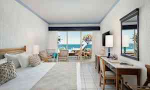 Hotellihuone, jolta on merinäköala terassilta. (Tekoälyn luoma teksti)