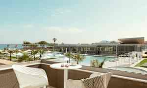 Näkymä altaalle ja istuinryhmä parvekkeelta. (Tekoälyn luoma teksti)