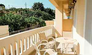 Parveke puutarhan näkymällä, varustettu pöydällä ja tuoleilla. (Tekoälyn luoma teksti)