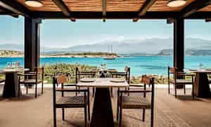 Ulkoterassi, josta näkyy meri ja vuoret. (Tekoälyn luoma teksti)