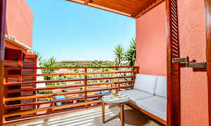 Ulkoalue istumapaikalla ja pöydällä aurinkoisessa näkymässä. (Tekoälyn luoma teksti)