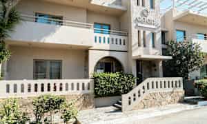 Rakennus, jossa sisäänkäynti Agapi Resortiin. (Tekoälyn luoma teksti)