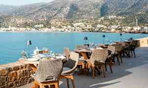 Ulkoilmaravintola meren äärellä näköalalla vuorille ja kaupunkiin. (Tekoälyn luoma teksti)