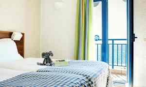 Huone, jossa parivuode ja merinäköala. (Tekoälyn luoma teksti)