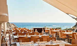 Ravintola, josta on näkymä merelle. (Tekoälyn luoma teksti)