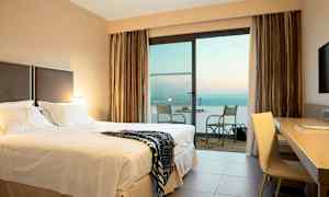 Hotellihuone, jossa on parivuode ja parveke merinäköalalla. (Tekoälyn luoma teksti)